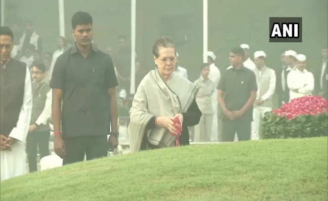 नेहरू जयंती: PM मोदी ने ट्वीट कर दी श्रद्धांजलि, मनमोहन-सोनिया सहित कई नेताओं ने भी किया नमन