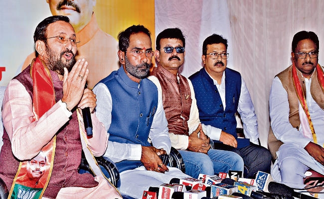 विकास वाली रघुवर सरकार और पहले की लूट की सरकार के बीच होगा चुनाव, सरयू पर बोले जावड़ेकर नाम वापसी की तारीख बाकी है