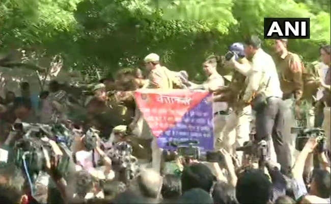 फीस बढ़ोतरी मामले को लेकर संसद तक मार्च कर रहे JNU छात्रों को पुलिस ने रोका,हंगामा