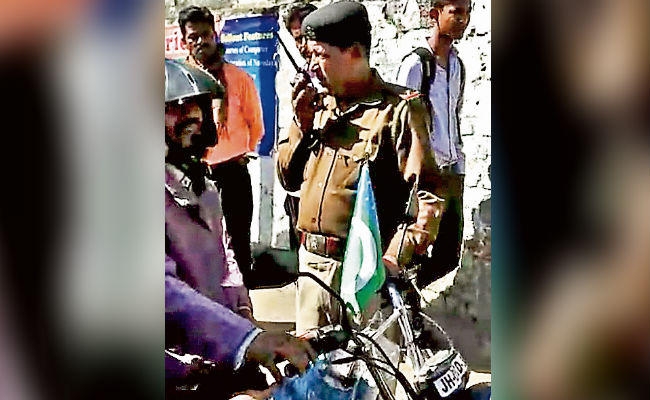 रांची में बाइक पर पाकिस्तान का झंडा लगा कर चल रहा युवक पकड़ाया, पीआर बांड पर छोड़ा गया