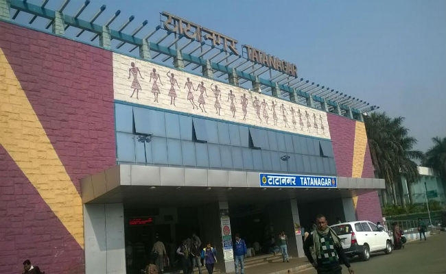 रेलवे बुकिंग काउंटर पर विजिलेंस छापा दो क्लर्कों के पास नौ टिकट व 12000 रुपये मिले