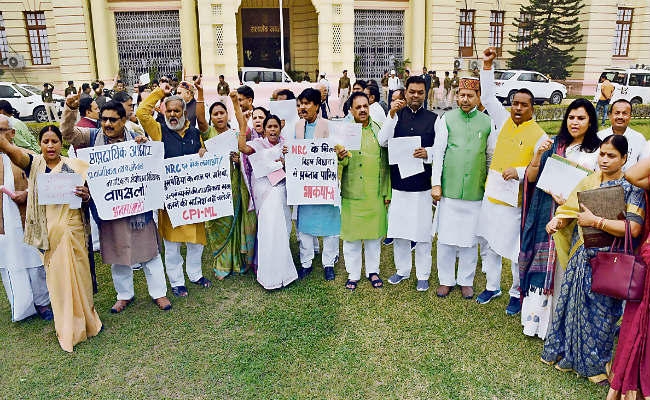 शीतकालीन सत्र : वेल में उतरा विपक्ष, 30 मिनट चली कार्यवाही, कांग्रेसी नेताओं पर लाठीचार्ज को लेकर जमकर हंगामा