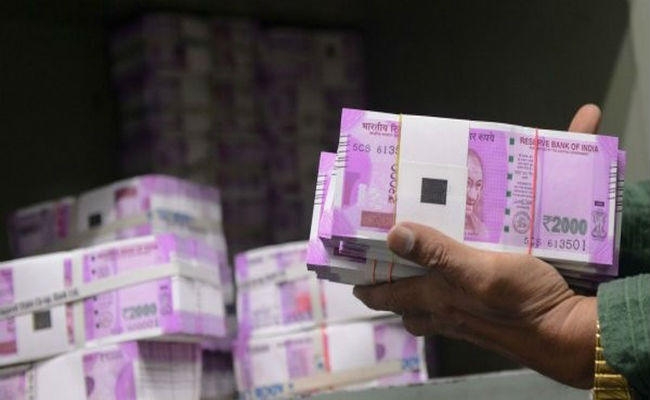 दफ्तर के बाथरूम से जब्त हुए चोरी के चार लाख रुपये