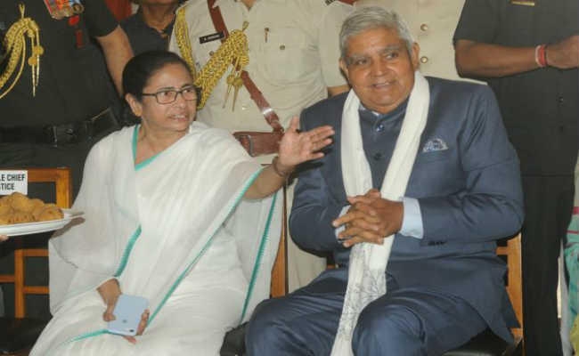 पश्चिम बंगाल के राज्यपाल का दावा : ममता बनर्जी ने उनके लिए कहा -”तू चीज बड़ी है मस्त मस्त”
