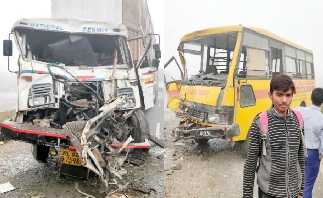 गोपालगंज में छात्रों से भरी बस को ट्रक ने सामने से मारी टक्कर, आठ बच्चों को किया गया रेफर