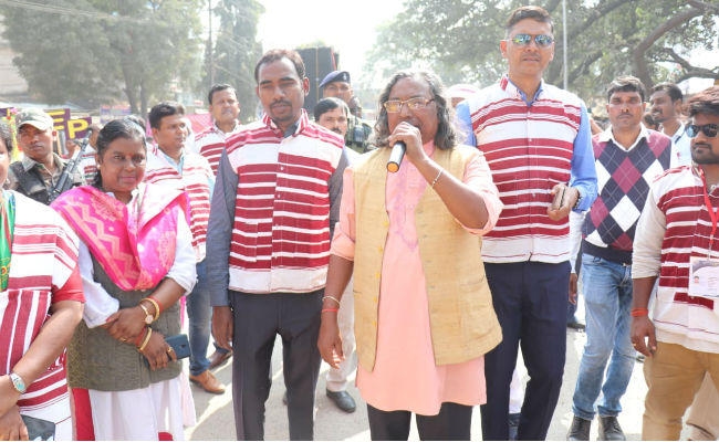 वोट जतरा कार्यक्रम में मांदर के थाप पर थिरका सिमडेगा, पद्मश्री मुंकुंद नायक ने की मतदान की अपील