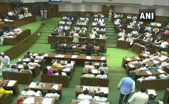 महाराष्ट्र: फ्लोर टेस्ट में उद्धव सरकार पास, 169 विधायकों ने दिया समर्थन, BJP का वॉकआउट