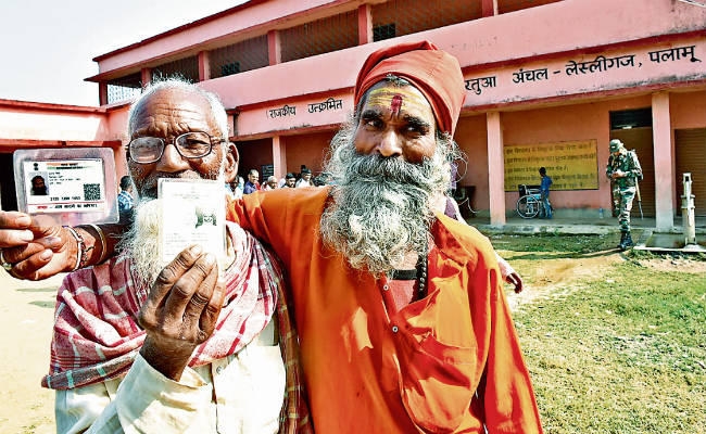 लोकतंत्र को चुनौती देनेवाले फेल, नक्सलियों के विस्फोट से न पुल उड़ा और न ही लोगों का हौसला टूटा