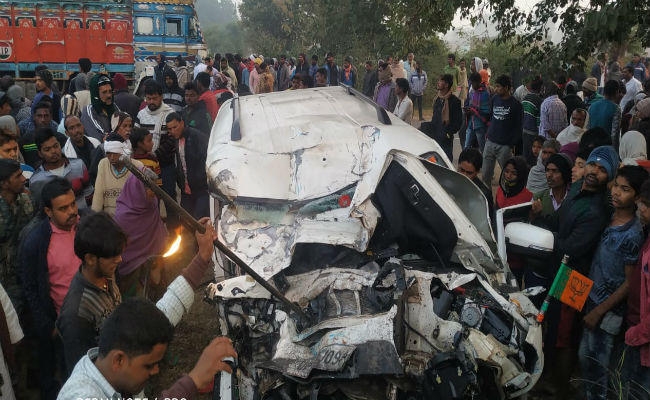 गढ़वा में भीषण सड़क हादसा, विधायक भानु प्रताप शाही के भांजे सहित चार की मौत, डेढ़ घंटे तक शव कार में ही फंसा रहा