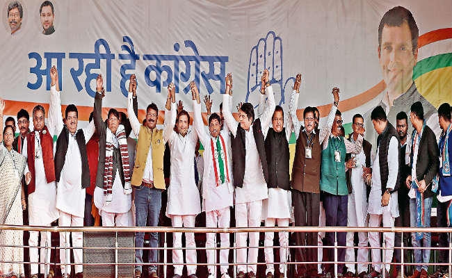 सिमडेगा में कांग्रेस पार्टी की चुनावी सभा, मोदी ने गरीबों का पैसा उद्योगपतियों को दिया – राहुल
