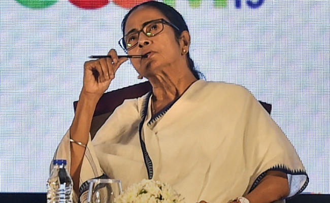 खस्ताहाल अर्थव्यवस्था पर ध्यान देने का समय है न कि धार्मिक मुद्दों पर : ममता बनर्जी