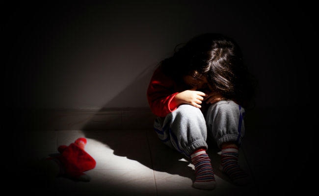 बच्ची से मैरेज हॉल के बाथरूम में दुष्कर्म