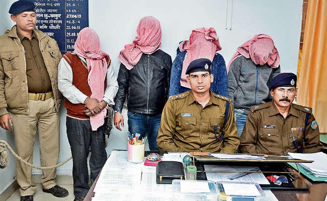 चोरी की बाइक से 12 बार की थी छिनतई, दो गिरफ्तार हुए