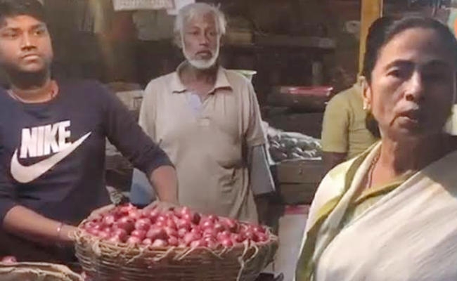 प्याज संकट के बीच अचानक कोलकाता के बाजार पहुंचीं ममता बनर्जी