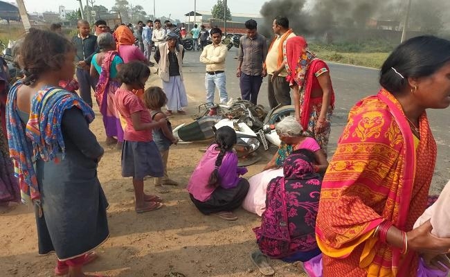 अनियंत्रित हाइवा ने बाइक में मारी ठोकर, मां की मौत, बेटा-बेटी गंभीर रूप से घायल