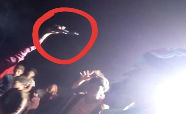 Video Viral : विजय जुलूस में समर्थकों ने लहराया हथियार, चलायी गोलियां
