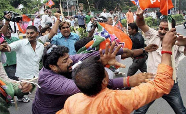 भाजपा कार्यालय के समक्ष भिड़ गये भाजपा व कांग्रेस समर्थक