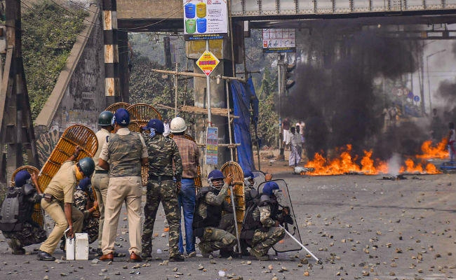 #CAB हिंसक प्रदर्शनों से दहला बंगाल: 5 ट्रेनें और 25 बसें आग के हवाले