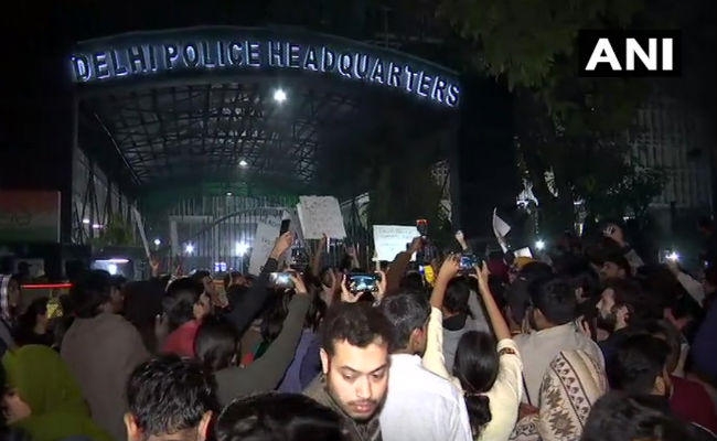 दिल्ली पुलिस मुख्यालय पर छात्रों का प्रदर्शन, 35 छात्र घायल; 11 अस्पताल में भर्ती