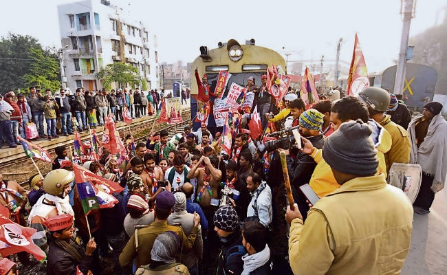 वाम दलों के बिहार बंद का रहा मिला-जुला असर, रेल-सड़क जाम