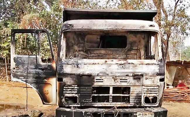 पलामू : उग्रवादियों ने सड़क निर्माण कार्य में लगे डंपर को फूंका