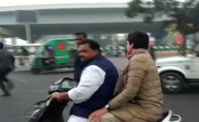 प्रियंका को स्कूटी से ले जाने वाले कांग्रेस नेता का कटा चालान