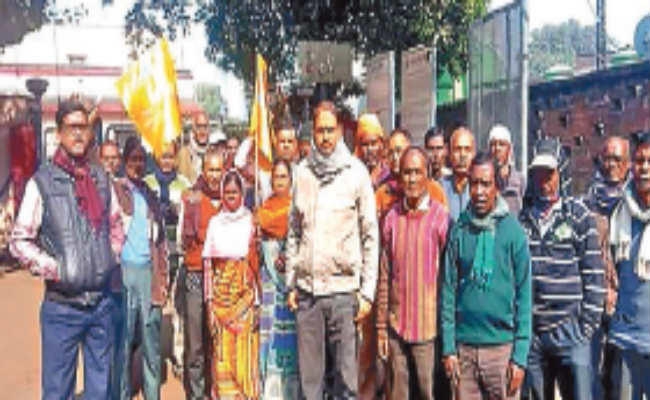 नव वर्ष के पहले ही दिन इंडिया पावर से हटाये गये 17 ठेका श्रमिक, नियोजन की मांग पर किया प्रदर्शन
