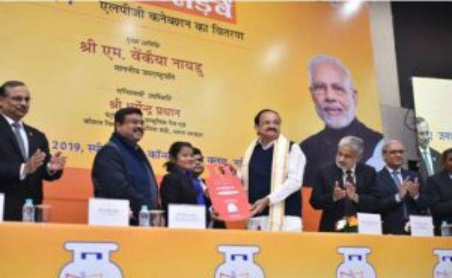 प्रधानमंत्री उज्ज्वला योजना : वेंकैया नायडू ने दिल्ली के खानपुर की जैस्मिन खातून को दिया 6 करोड़वां LPG कनेक्शन