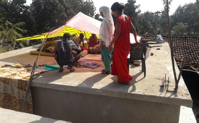 सिमडेगा : जंगली हाथियों ने बर्बाद किया पूरा घर, अब खाने के लाले, कोई नहीं ले रहा सुध