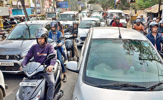 रांची : ट्रैफिक सिग्नल में प्रोग्राम इंटरफेस डिवाइस लगने के बाद कल से और सुधरेगी नयी यातायात व्यवस्था