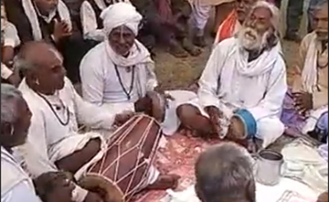 Kolkata : भक्ति के रंग में रंगे गंगासागर जाने वाले श्रद्धालु, देखें Video