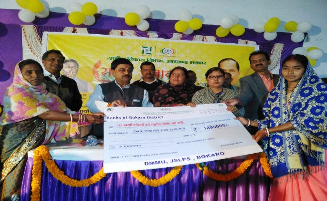 कसमार : सखी संवाद में जुटी महिलाएं, एक करोड़ साठ लाख का चेक मिला