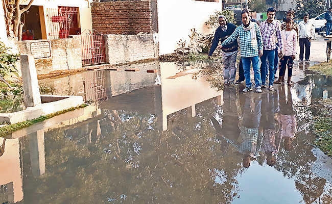 नौ दिनों से जलजमाव, सड़क पर उतरे लोग