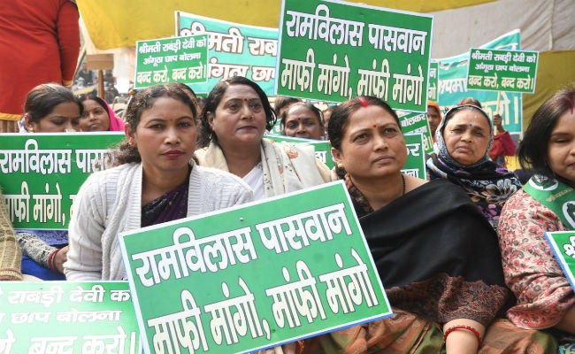 ”अंगूठा छाप” की टिप्पणी को लेकर रामविलास के खिलाफ बेटी आशा बैठी धरने पर