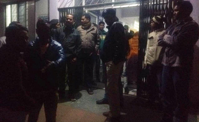 गुमला : शहर के बीचोंबीच होटल दुकानदार पर हमला के आरोपी को भीड़ ने पीटा, पुलिस ने बचायी जान