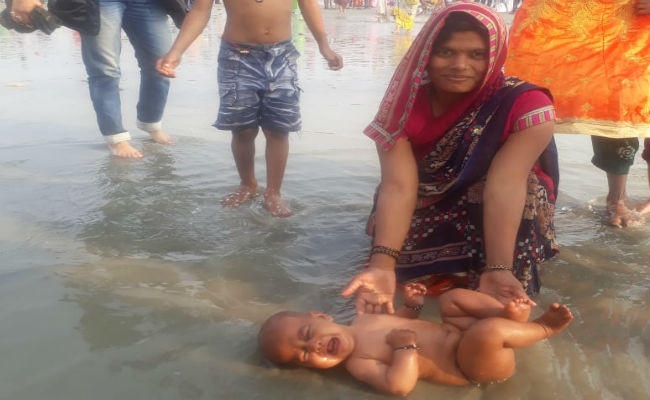 गंगासागर स्नान : 27 लाख पुण्यार्थियों ने लगायी मोक्ष की डुबकी, सागर तट पर उमड़ा आस्था का जनसैलाब