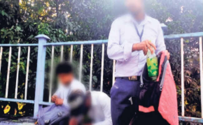 सिलीगुड़ी : ब्वॉयज स्कूल के छात्रों ने शैतानी में बनाया रिकार्ड, किताब की जगह स्कूल बैग से निकल रही शराब की बोतलें