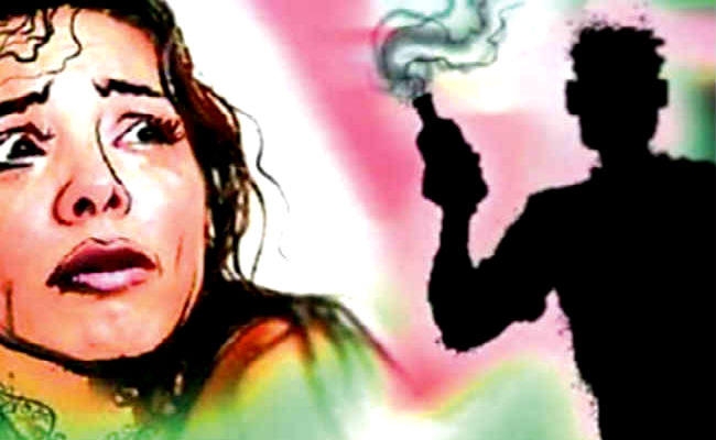 तलाक के बाद मायके में रह रही थी पत्नी, ससुराल पहुंचकर सोये अवस्था में पति ने फेंक दिया तेजाब, मां-बेटी घायल