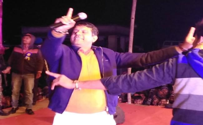 VIDEO : टुसू मेला में कृषि मंत्री रणधीर सिंह ने ऐसे लगाये ठुमके कि…