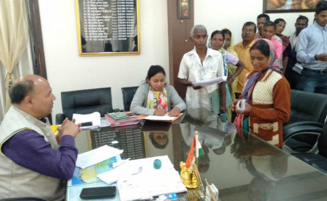 सिमडेगा : जनता दरबार में दिव्यांग बहुरण को मिला ट्राईसाईकल