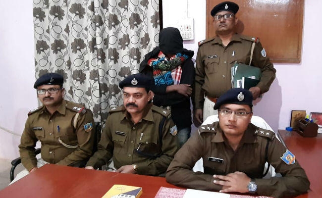 कर्रा पुलिस ने डबल मर्डर की गुत्थी चौबीस घंटे में सुलझायी, पकड़ाया हत्यारा