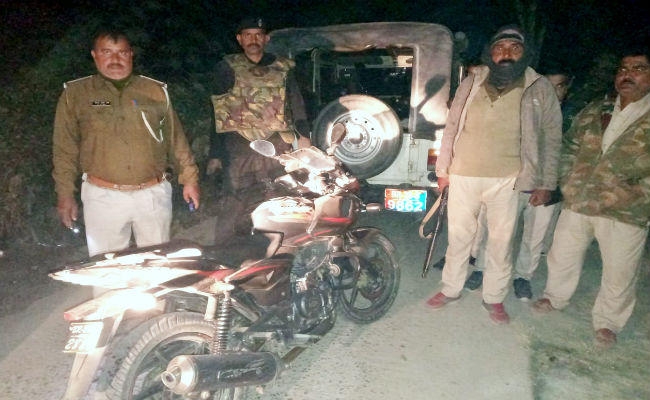 सीवान : छापेमारी करने गयी पुलिस और अपराधियों में मुठभेड़, बाइक छोड़ भागे अपराधी