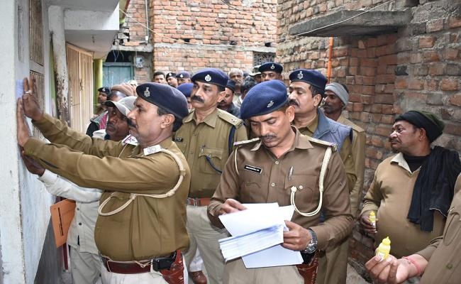 राजद नेता व मॉब लीचिंग में दो युवकों के हत्याकांड में फरार 62 अभियुक्तों के घर पर चिपकाया इश्तेहार