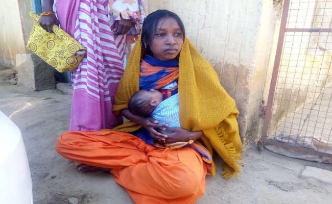 प्यार के बदले मिला धोखा, अपने बच्चे के साथ प्रेमी के घर धरने पर बैठी प्रेमिका, कहा – शादी नहीं करने पर कर दूंगी केस