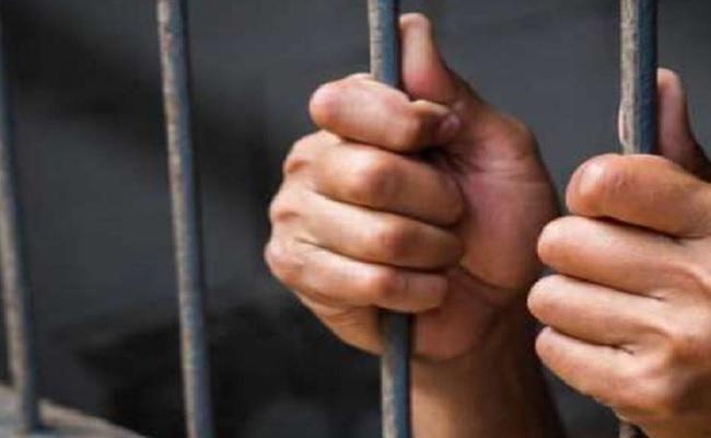 बिहार में जेल की दीवार फांदकर कैदी फरार