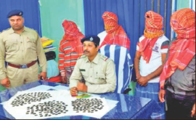 पानागढ़ : नकली सोने के मुहर बेचनेवाले पांच ठग गिरफ्तार