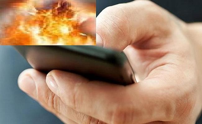 बात करने के दौरान ही युवती के हाथों में धमाके के साथ फट गया मोबाइल फोन और फिर…