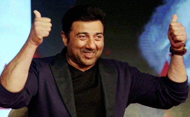 सनी देओल ने मां संग शेयर की ये खास तसवीर, लाइमलाइट से दूर रहती हैं धर्मेंद्र की पहली पत्नी प्रकाश कौर