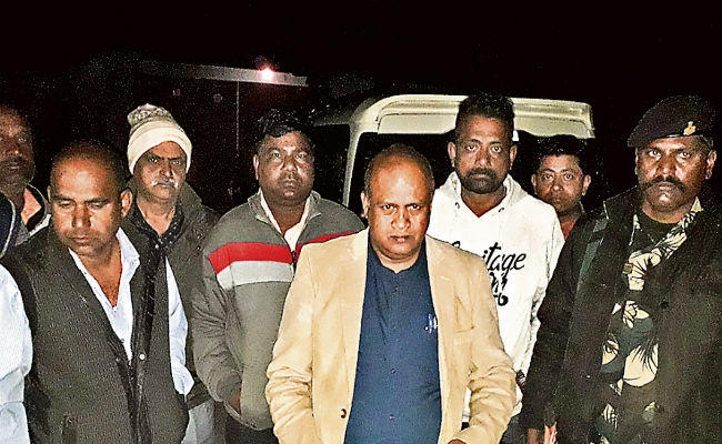 निरसा : विधायक अरुप चटर्जी ने कोयला उठाव में नेताओं की रंगदारी का मामला उठाया, शाम में मिली बम से उड़ाने की धमकी