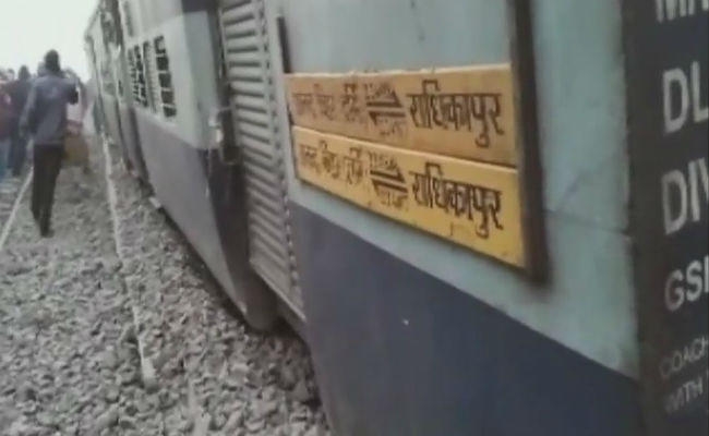 सीमांचल एक्सप्रेस दुर्घटना : जोरदार आवाज के साथ 11 डिब्बे पटरी से उतरे, छह की मौत